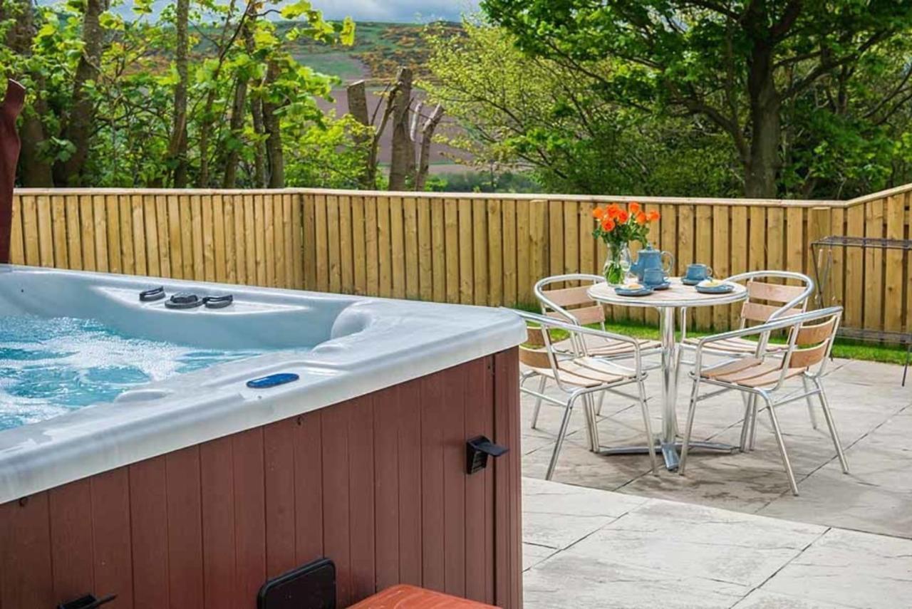 Douglas Fir Lodge With Hot Tub Near Cupar Fife Luthrie Exterior photo